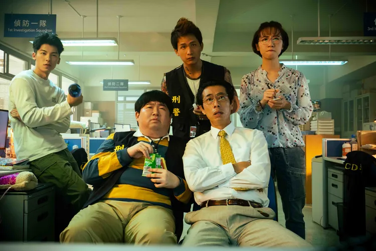 《正港分局》笑料百出  陳彥佐（前排左起）、馬念先、許光漢（後排左起）、黃奇斌、Lulu黃路梓茵 。Netflix提供