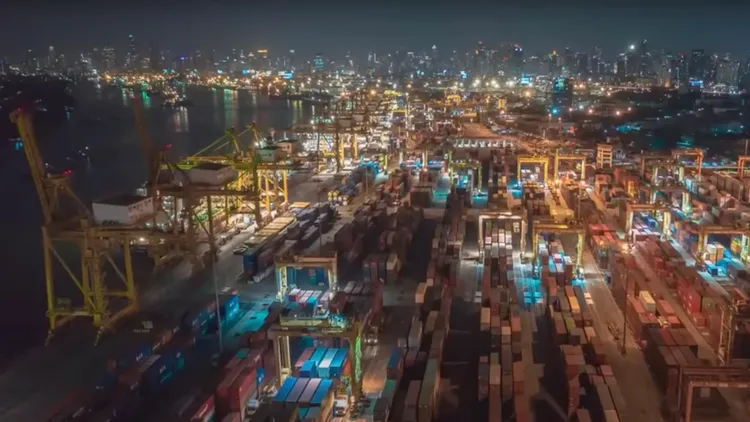 新加坡大量貨櫃堆積情況。翻攝自World Know More