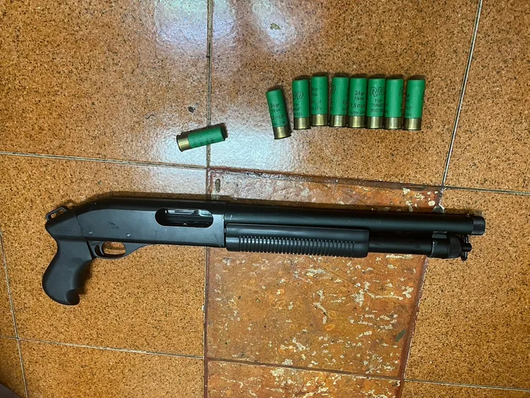 嫌犯持有霰彈槍與電影「魔鬼終結者」阿諾使用之霰彈槍同款。翻攝畫面