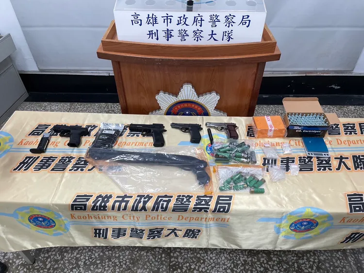 警方查獲霰彈槍、鎮暴槍、毒品等證物。翻攝畫面