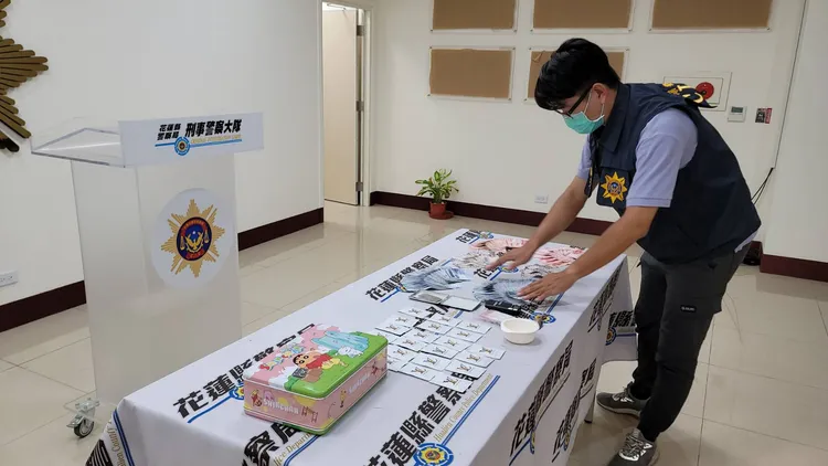 花蓮刑大查扣大批毒品及現金其中藏毒的蠟筆小新鐵盒相當醒目。警方提供