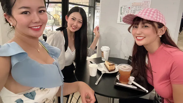 macca（右）與朋友們一起進行慶功宴。翻攝自macca X