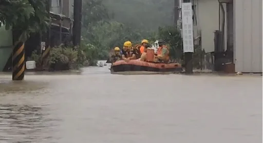 雲林斗南「淹水半個人高」慘況曝光 台1線封路!橡皮艇救20人