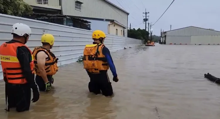 消防人員涉水救人。民眾提供