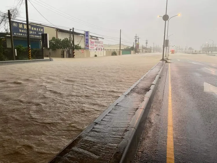 馬路成為汪洋。民眾提供
