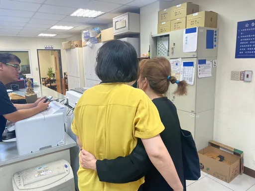 假檢警詐新北婦3042萬 即時攔阻!她直呼感動還抱住警方