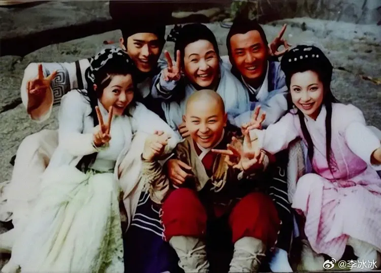 李冰冰珍藏在《少年包青天》與鄭佩佩的合照。翻攝李冰冰微博