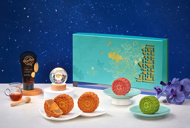 「賞月經典」月餅禮盒，以典雅窗花與蘭花，搭配時尚知更鳥蛋藍設計。業者提供