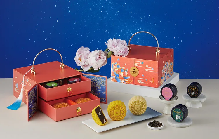 限量款「薈萃豪華」月餅禮盒，雙層手提式禮盒以富貴牡丹花圖騰結合中式漸層流蘇。業者提供