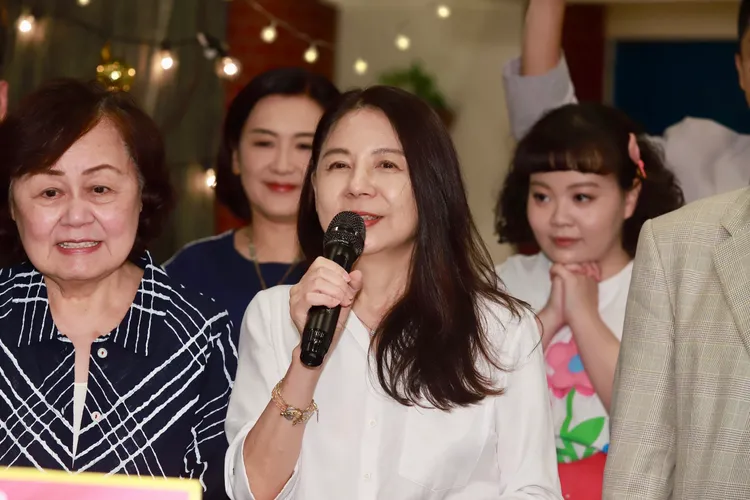 製作人王珮華開心現身慶功宴。民視提供