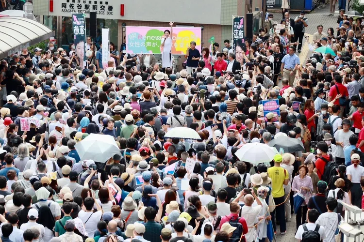 蓮舫在東京的地鐵站前拜票。翻攝自X