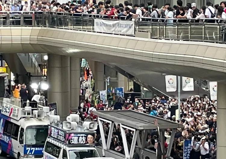 蓮舫在東京八王子掃街拜票。翻攝自蓮舫X