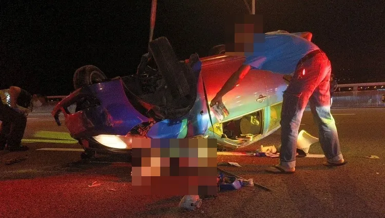 今年6月16日，國3號北向路段1部自小客車疑似操作不當失控自撞護欄肇事，車輛翻滾數圈，駕駛因未繫安全帶，遭車輛壓於路面受困，送醫不治。國道警方提供