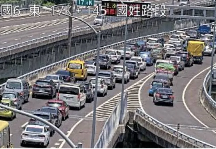 國道6號東向國姓一號隧道中午發生車禍，造成後方車輛回堵近2公里。翻攝交通部1968網站