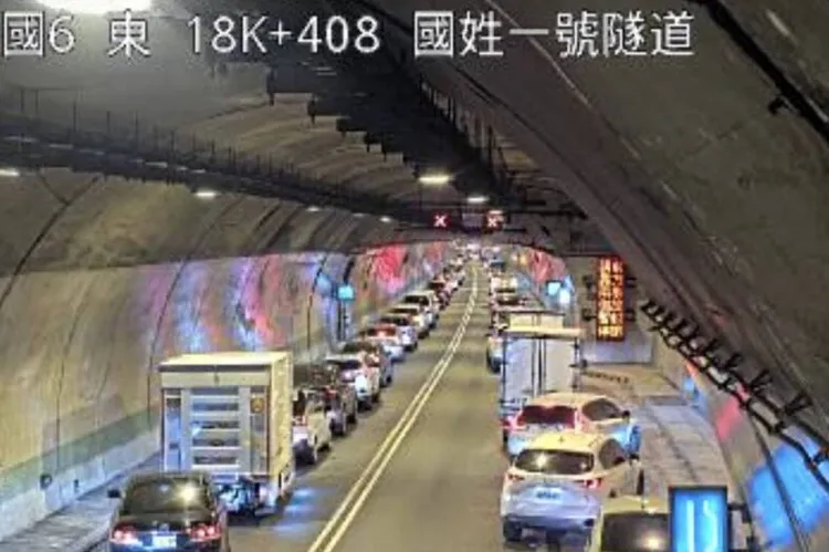 今天是暑假第一個周末，國道湧現出遊潮，卻遇上這場車禍，民眾抱怨連連。翻攝交通部1968網站