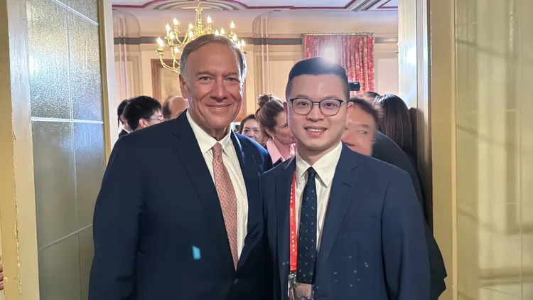 國民黨訪美代表團凌濤與蓬佩奧合影。國民黨提供