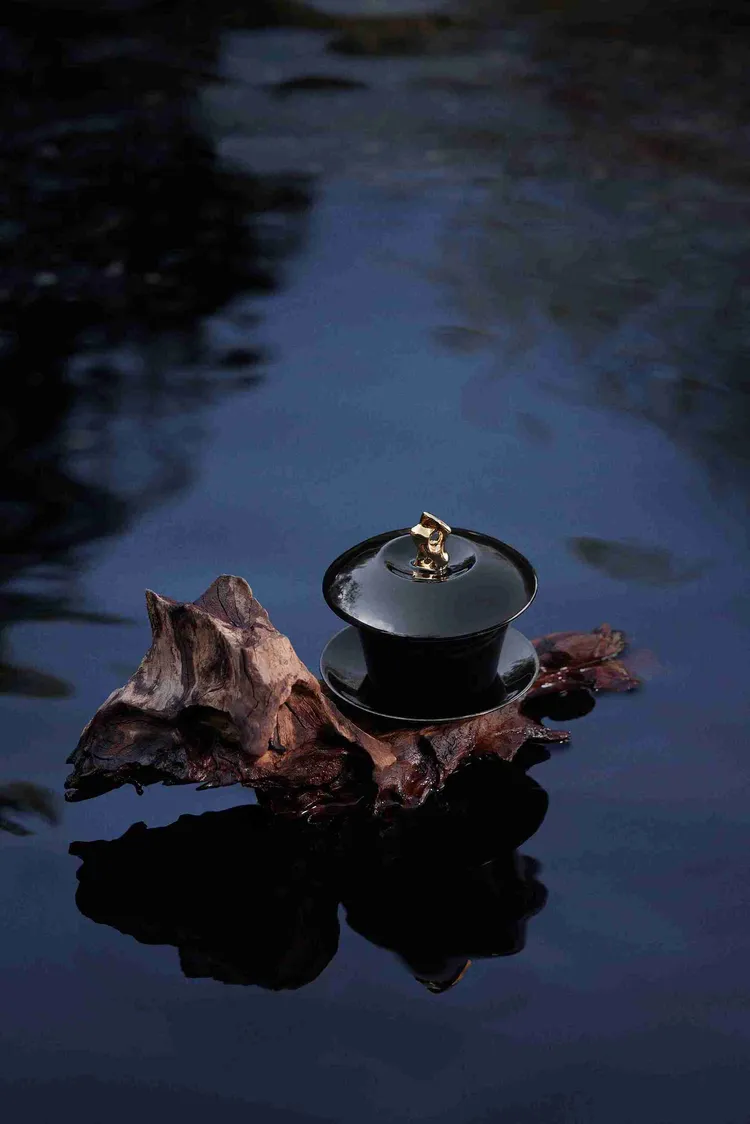 「烏香玄境」以檀木香的清冷氣息混合辛辣胡椒帶出安定氣息。品牌提供