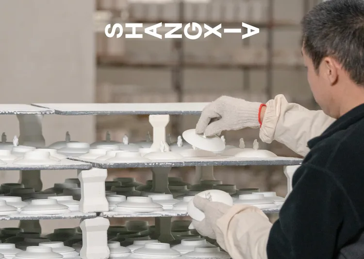 燭杯以經典茶器蓋碗造型呈現。品牌提供