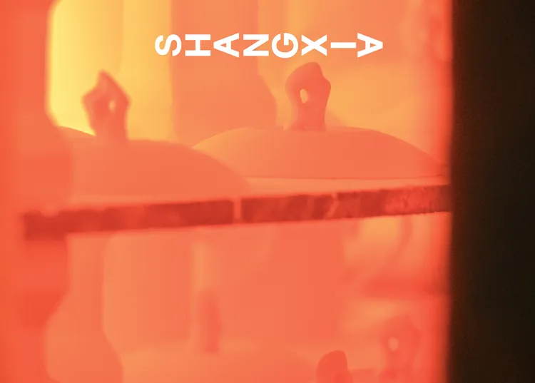 容器在燒製過程中共經3次入窯。品牌提供