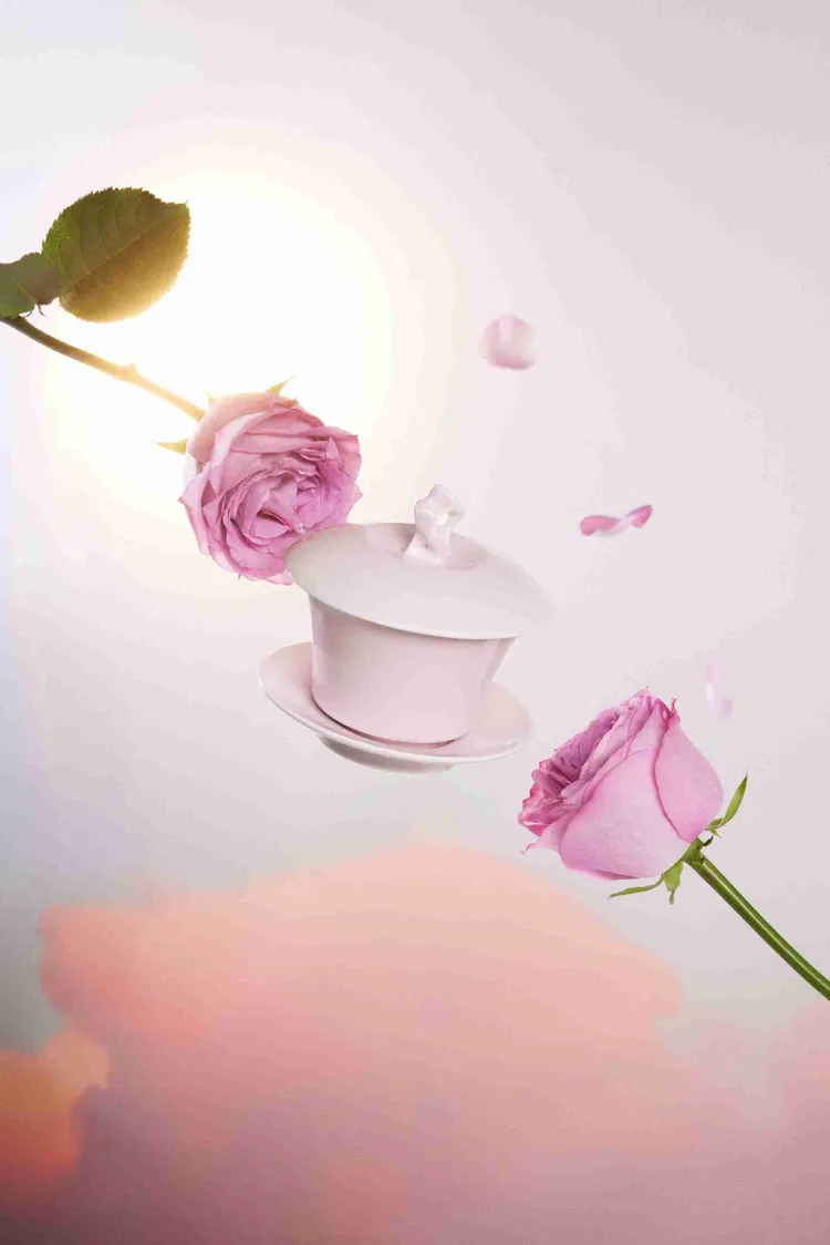 「玫瑰迷霧」香氛蠟燭將玫瑰的甜美與胡椒的煙燻辛香相互碰撞。品牌提供