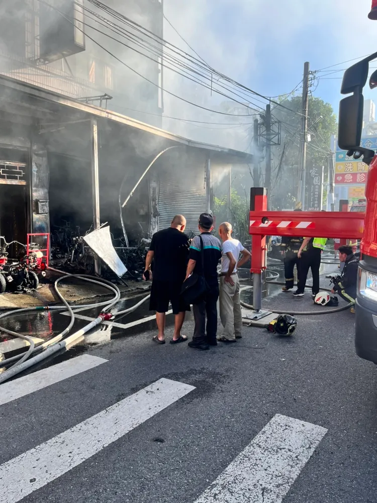 民眾在火場前議論紛紛。消防局提供