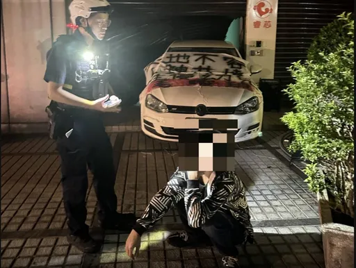 車綁白布條衝撞涉性侵托嬰中心大門　畫面曝光！男駕駛怒喊「我也有女兒」