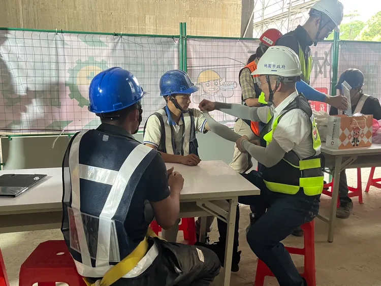 蘇俊賓關心勞工安全。桃園市府提供