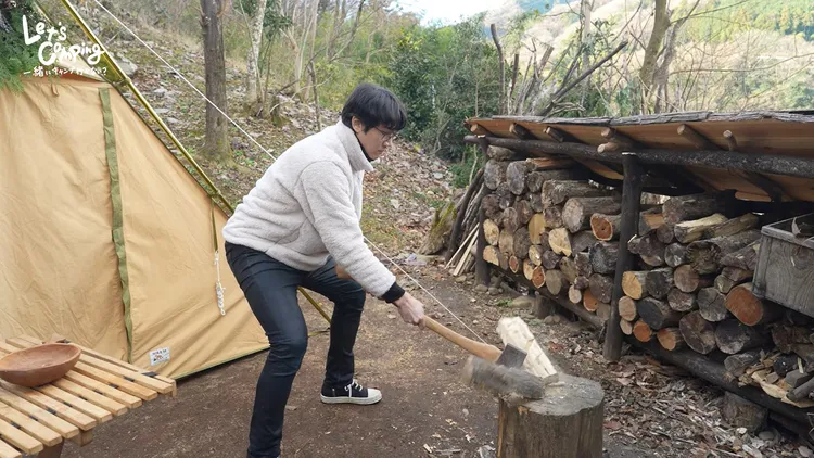 小玉拜師學藝 劈柴、生火、炊煮樣樣都來。麥卡貝網路電視提供