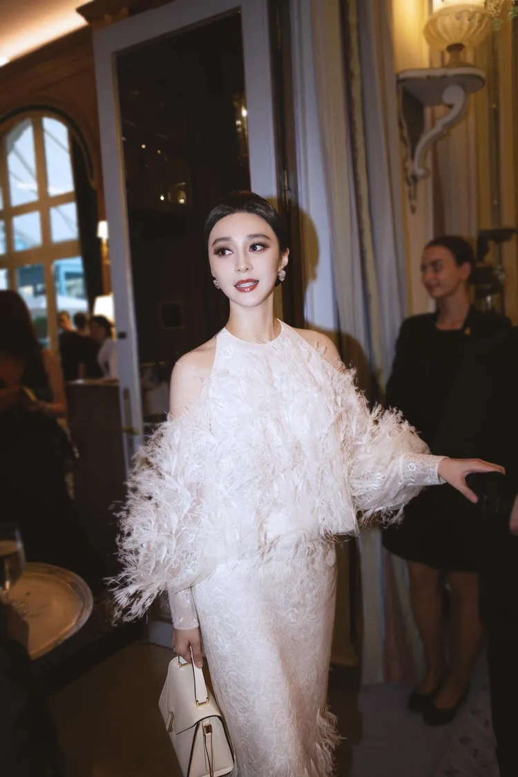 范冰冰日前手拎Valextra Iside包款在巴黎出席晚宴。翻攝范冰冰臉書