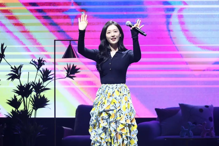 金智媛開心揮手打招呼。攝影中心攝