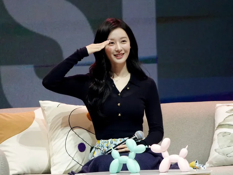 金智媛重現《太陽的後裔》敬禮的動作。攝影中心攝