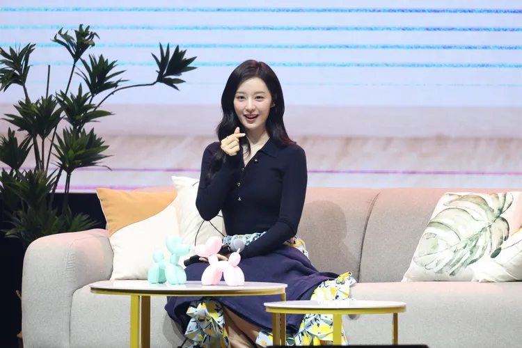 金智媛放送手指愛心。攝影中心攝