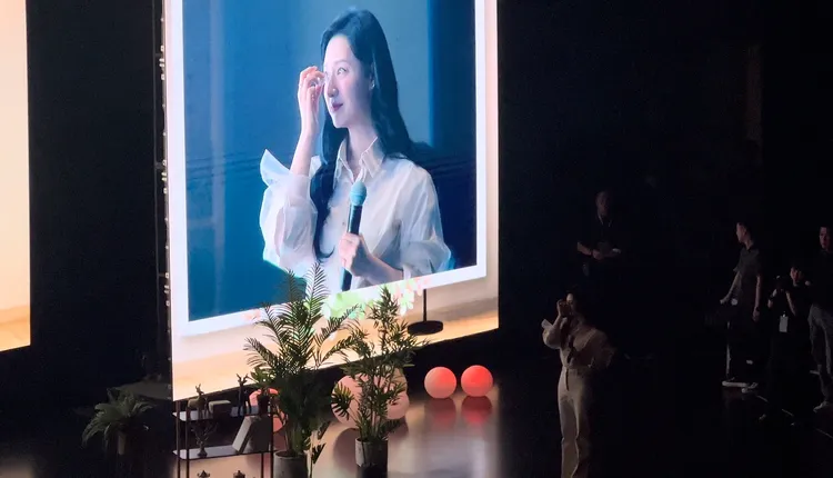 金智媛看影片頻頻拭淚。讀者提供