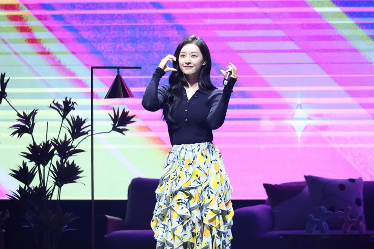 金智媛提到與金秀賢拍《淚之女王》吵架戲時，都會喝薄荷巧克力。攝影中心攝