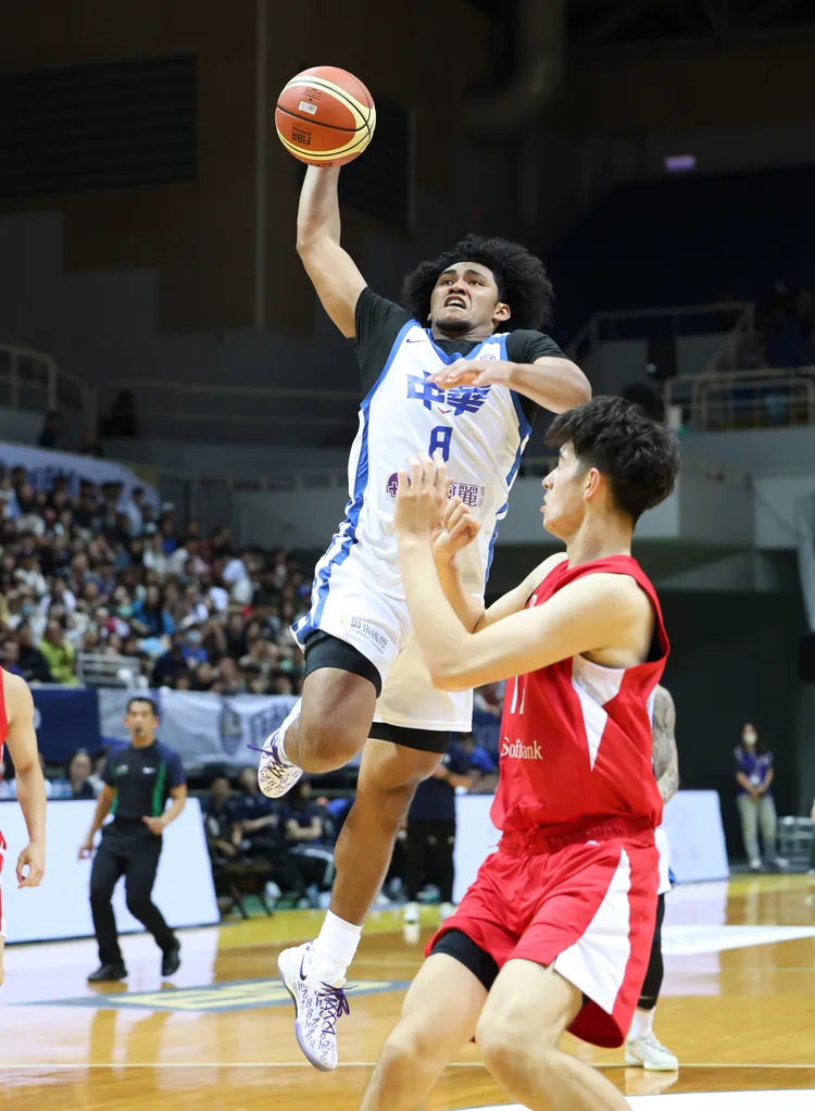 賀丹(左)灌籃。中華籃協