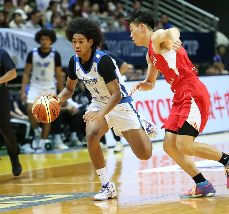 賀博(左)切入。中華籃協