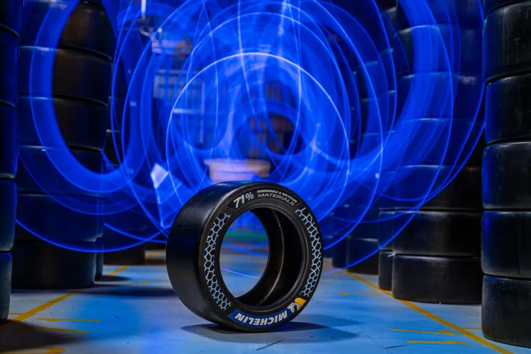 米其林輪胎期望將在2030年，所有產品線輪胎中平均可持續材料的比例達40%，2050年實現碳中和並使用100%可持續材料生產輪胎。業者提供