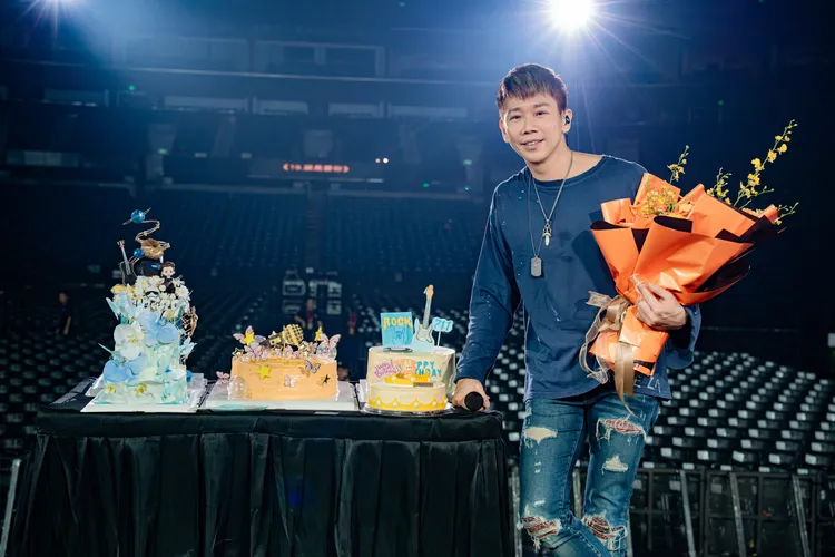 陶喆彩排時，收下工作夥伴為他精心準備的禮物。偉大文化提供