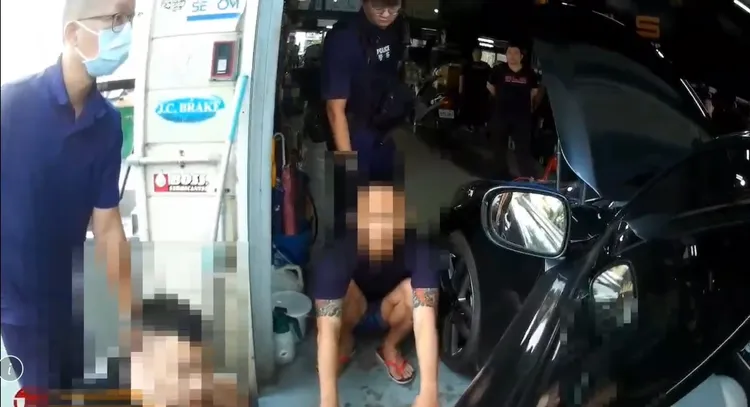 警方又在附近修車廠逮到3名負責監控男子，查獲車輛懸掛偽造車牌。翻攝照片