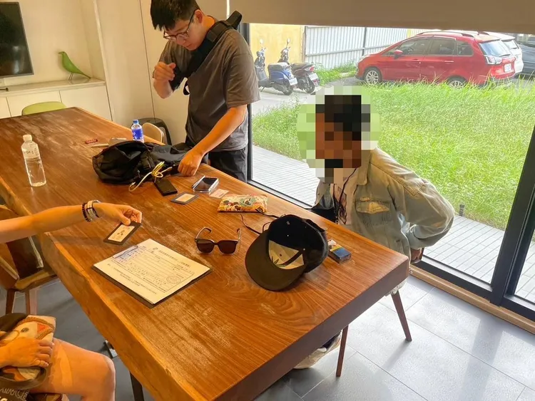 吳女稱要再加碼208萬，約出車手面交，警方將人抓個正著。翻攝照片