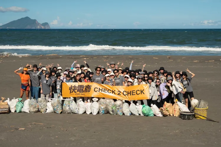 快電商創辦人森田、VIC 陳雋希以及丫頭詹子晴，7/17帶著員工們到宜蘭頭城的海岸線，由江昀蒨帶領大家一同淨灘。業者提供