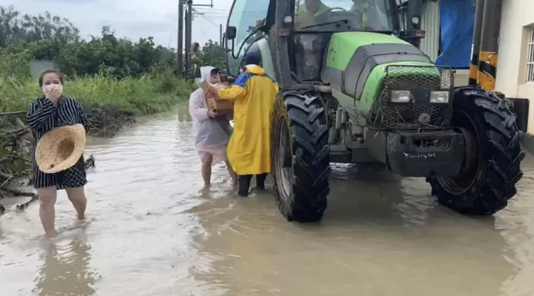 嘉義縣黃榮俊搭乘「火犁仔」送餐給災民，意外發現連漂過4個村落的水流屍。翻攝照片