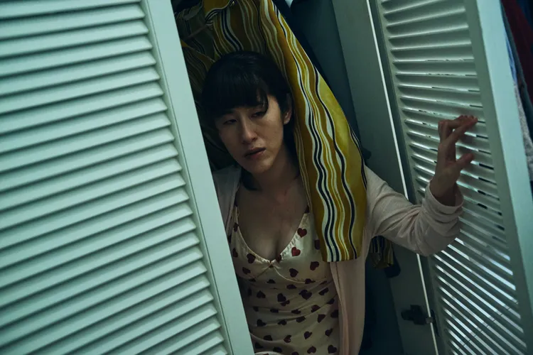 百百飾演入侵者。CATCHPLAY+提供