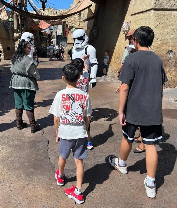 Kimi及弟弟在景區中玩耍。翻攝陳若儀IG