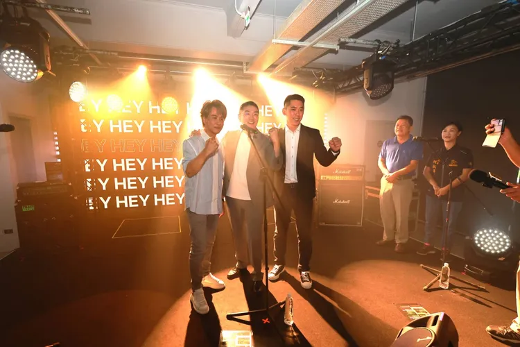 謝國樑（中）邀請江志豐（左）、陳世軒參訪。市府提供