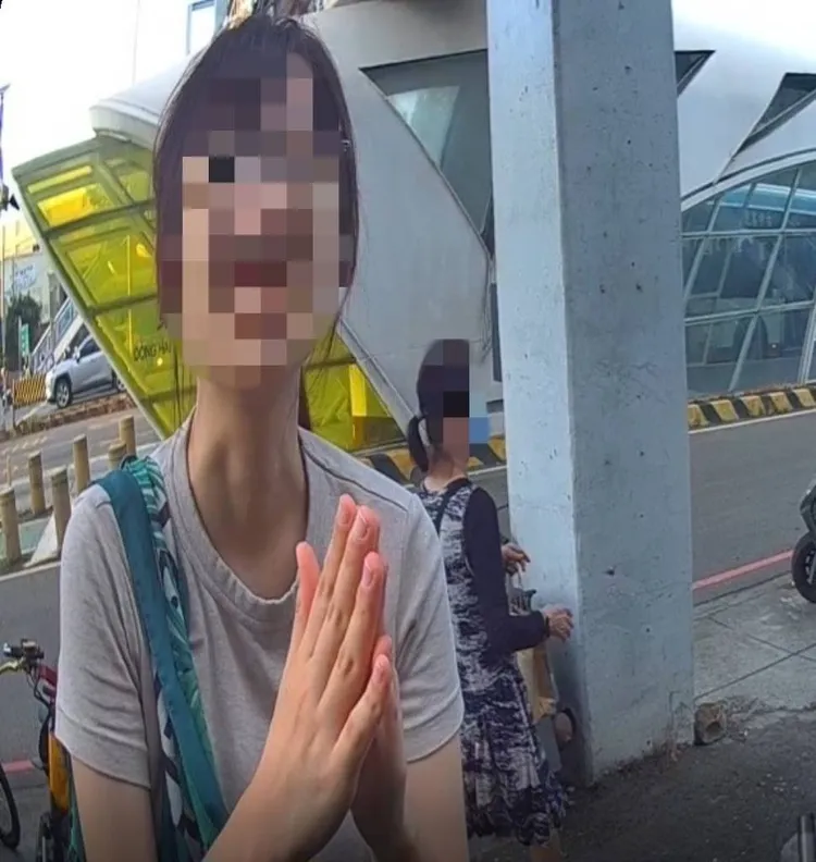 女大生得到警員幫助，感動落淚。民眾提供