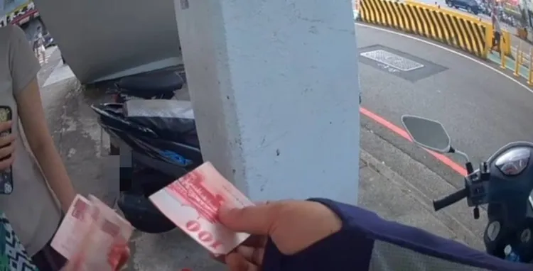 吳姓警員得知女大生處境，又發現她是台南同鄉，立即掏出300元給她。民眾提供