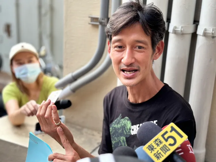 唐治平戴上母親生前遺留下的金戒，盼認屍的時候與母親有一定的連結。曾佳俊攝