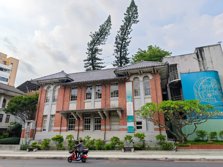 臺文館後方「葉石濤文學紀念館」建築，原為日治時期的「臺南山林事務所」，現址有一對夫妻樹特別醒目。紀念館2樓於10月6日前正舉辦「文學千層：從白色找回臺灣文學的豐富色彩—葉石濤」特展。田欣雲攝