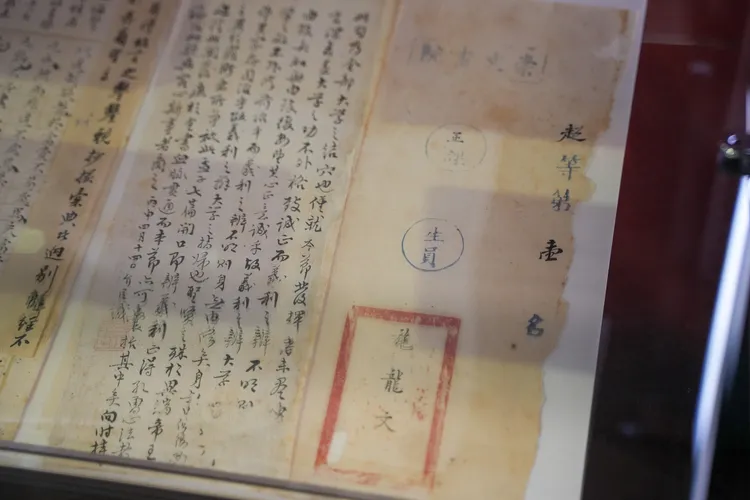 清代秀才施龍文（施瓊芳）「超等第一名」課卷。施龍文於道光二十五年（1845年）中進士後，改名瓊芳，他的次子施士洁也是清代進士，是臺灣唯一的父子雙進士。田欣雲攝